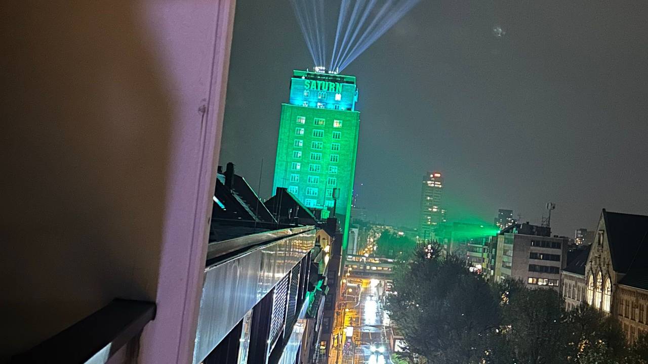 Wie ein Leuchtturm – das Hansahochhaus in Köln strahlt am Donnerstagabend (24. April 2025).