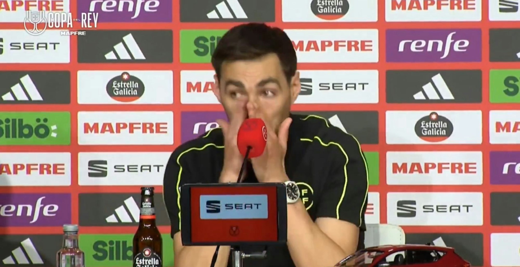 Ricardo de Burgos Bengoetxea weint bei einer Pressekonferenz.