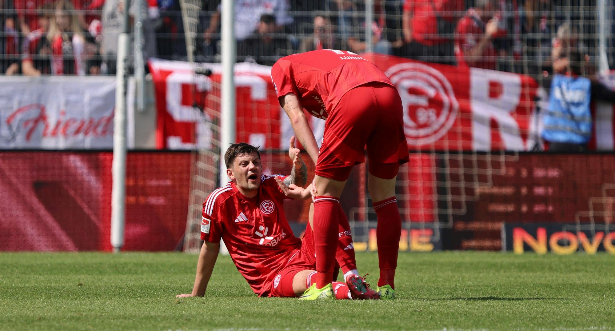 Dawid Kownacki sitzt am Boden.