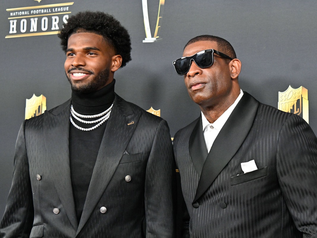 Shedeur Sanders und sein Vater Deion posieren bei einer Veranstaltung für die Fotografen.
