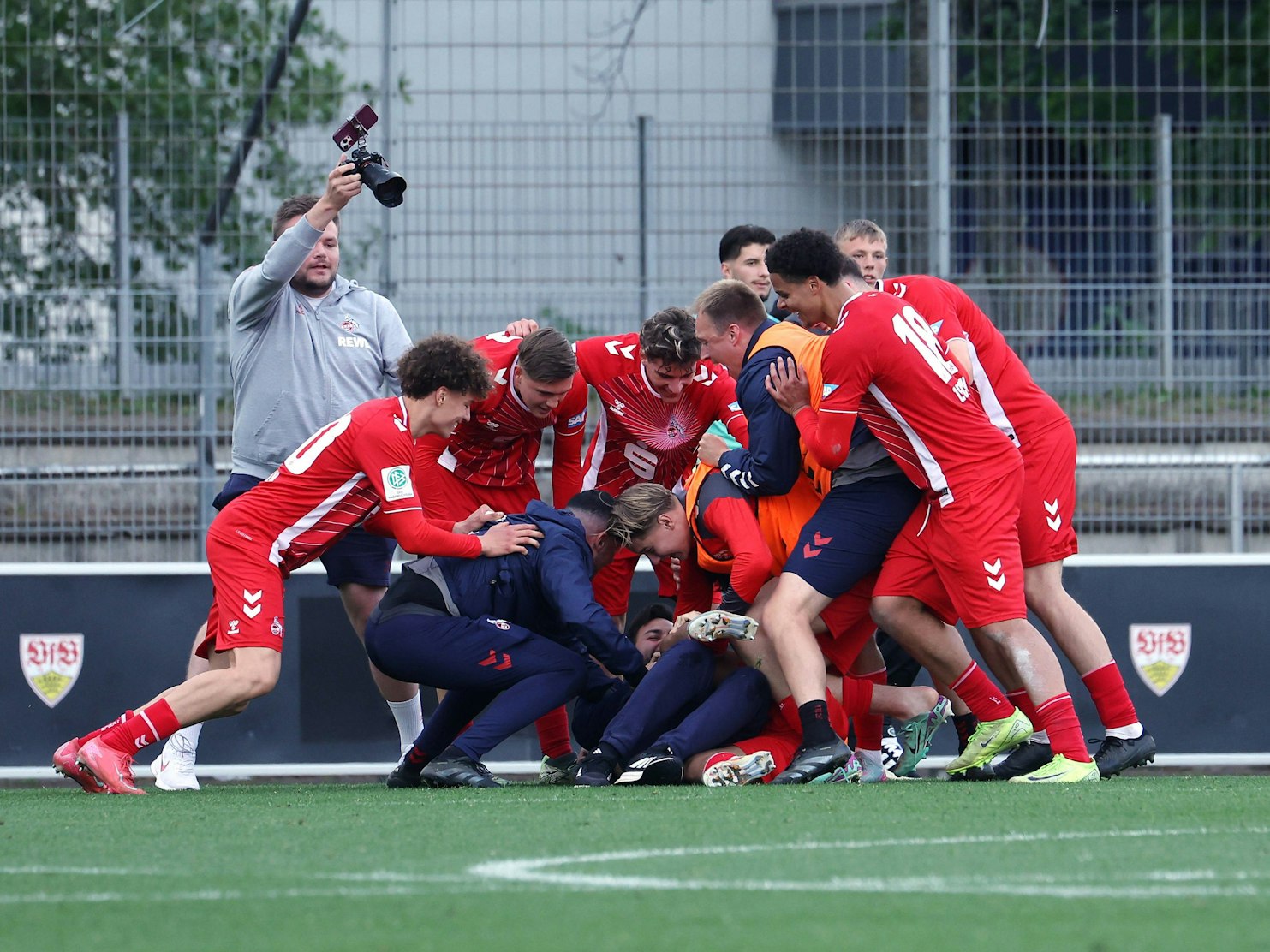 Die U19-Spieler des 1. FC Köln in einer Jubeltraube.