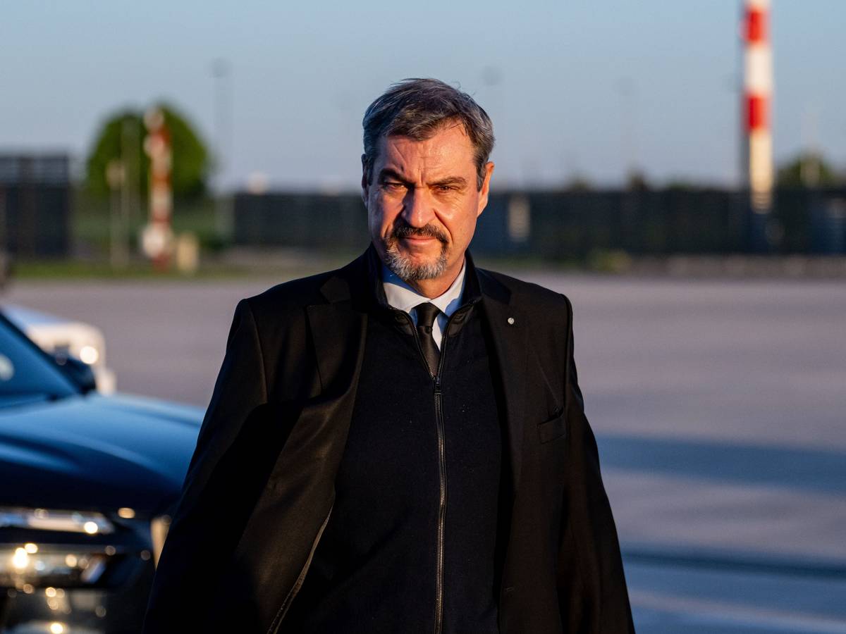 Markus Söder (CSU) kommt vor einer Reise nach Rom zur Trauerfeier für den verstorbenen Papst Franziskus auf dem Flugfeld vom Flughafen Berlin-Brandenburg an.