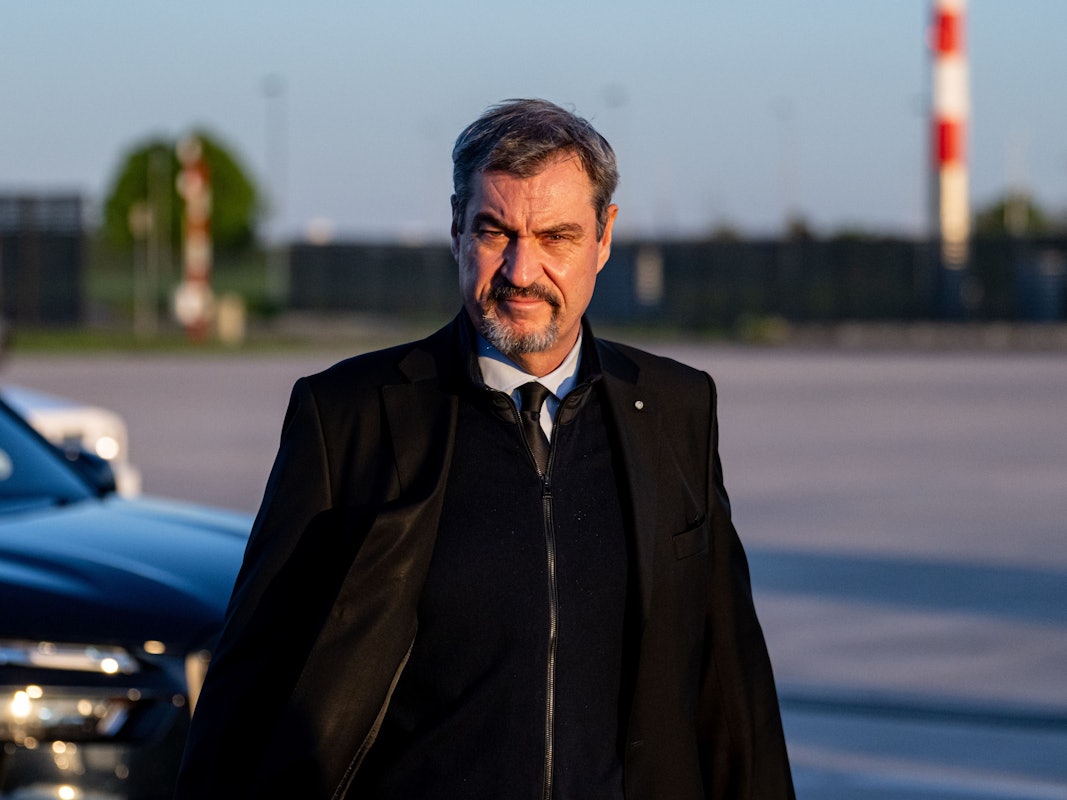 Markus Söder (CSU) kommt vor einer Reise nach Rom zur Trauerfeier für den verstorbenen Papst Franziskus auf dem Flugfeld vom Flughafen Berlin-Brandenburg an.