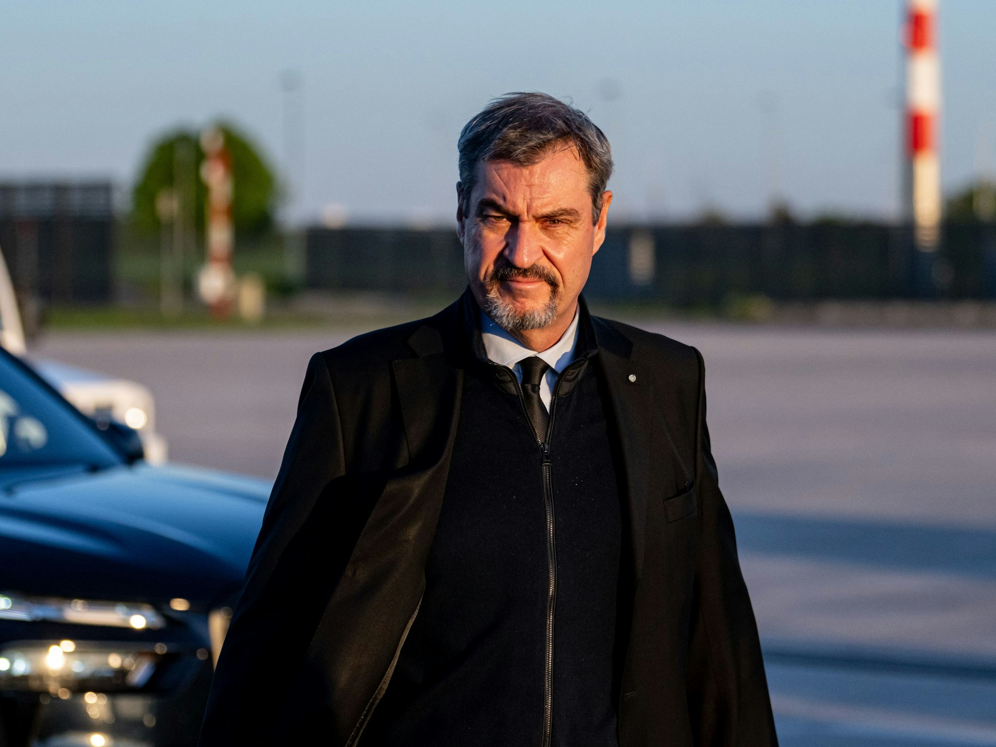 Markus Söder (CSU) kommt vor einer Reise nach Rom zur Trauerfeier für den verstorbenen Papst Franziskus auf dem Flugfeld vom Flughafen Berlin-Brandenburg an.