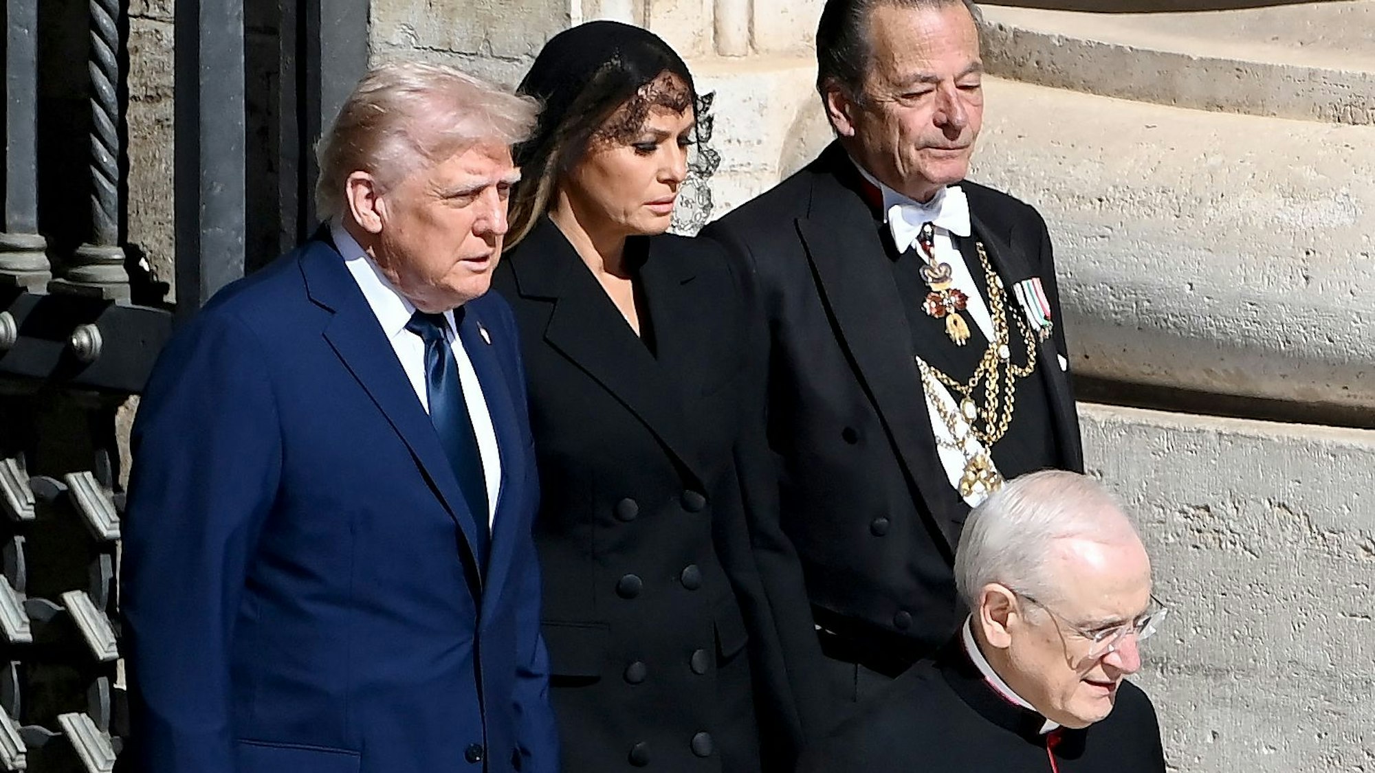 US-Präsident Donald Trump und US-First Lady Melania Trump bei der Papst-Trauerfeier in Rom.