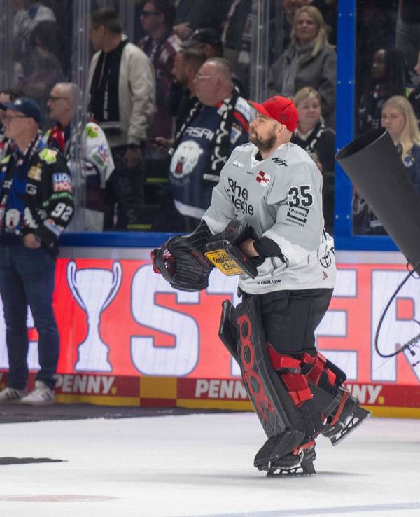 Julius Hudacek nach dem verlorenen Finale auf dem Eis,