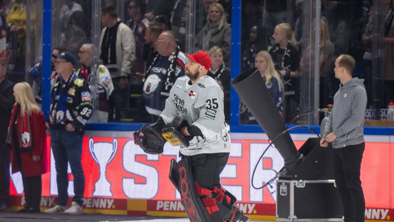 Julius Hudacek nach dem verlorenen Finale auf dem Eis,