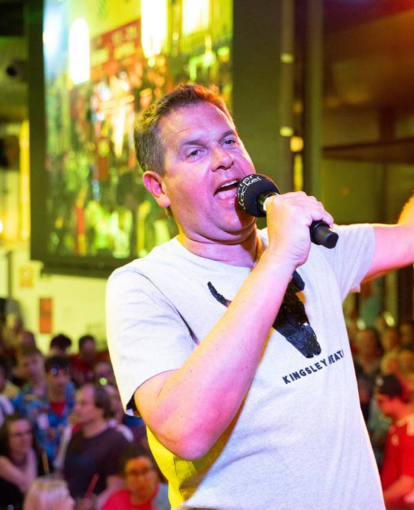 Peter Wackel auf der Bühne im Bierkönig.