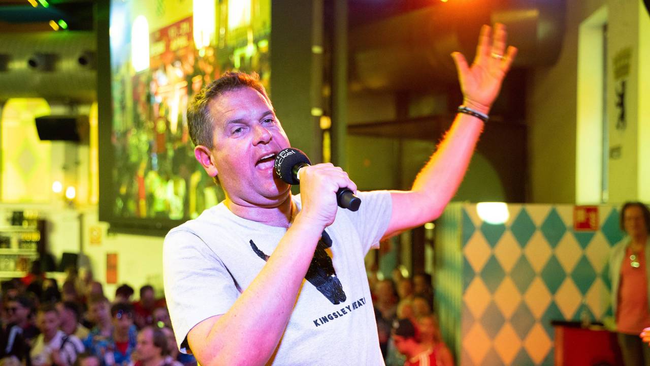 Peter Wackel auf der Bühne im Bierkönig.