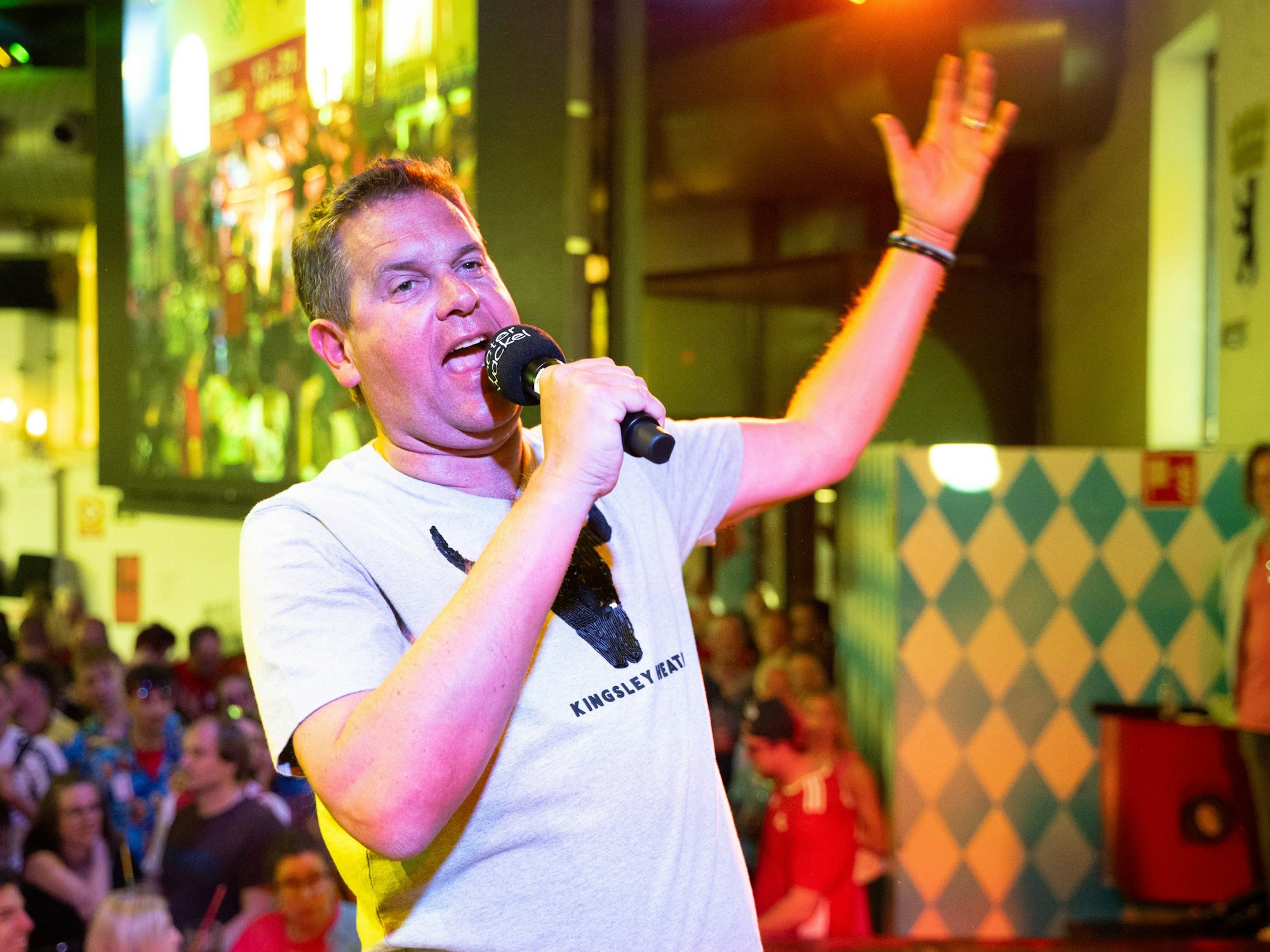 Peter Wackel auf der Bühne im Bierkönig.