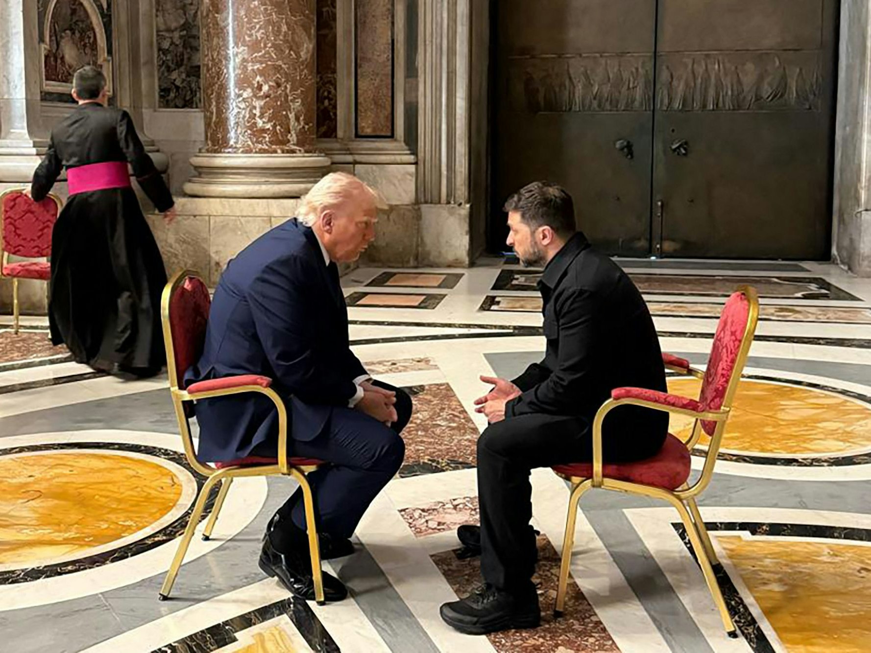 Präsident Trump und Präsident Selenskyj trafen sich am Rande der Trauerfeier für den Papst.