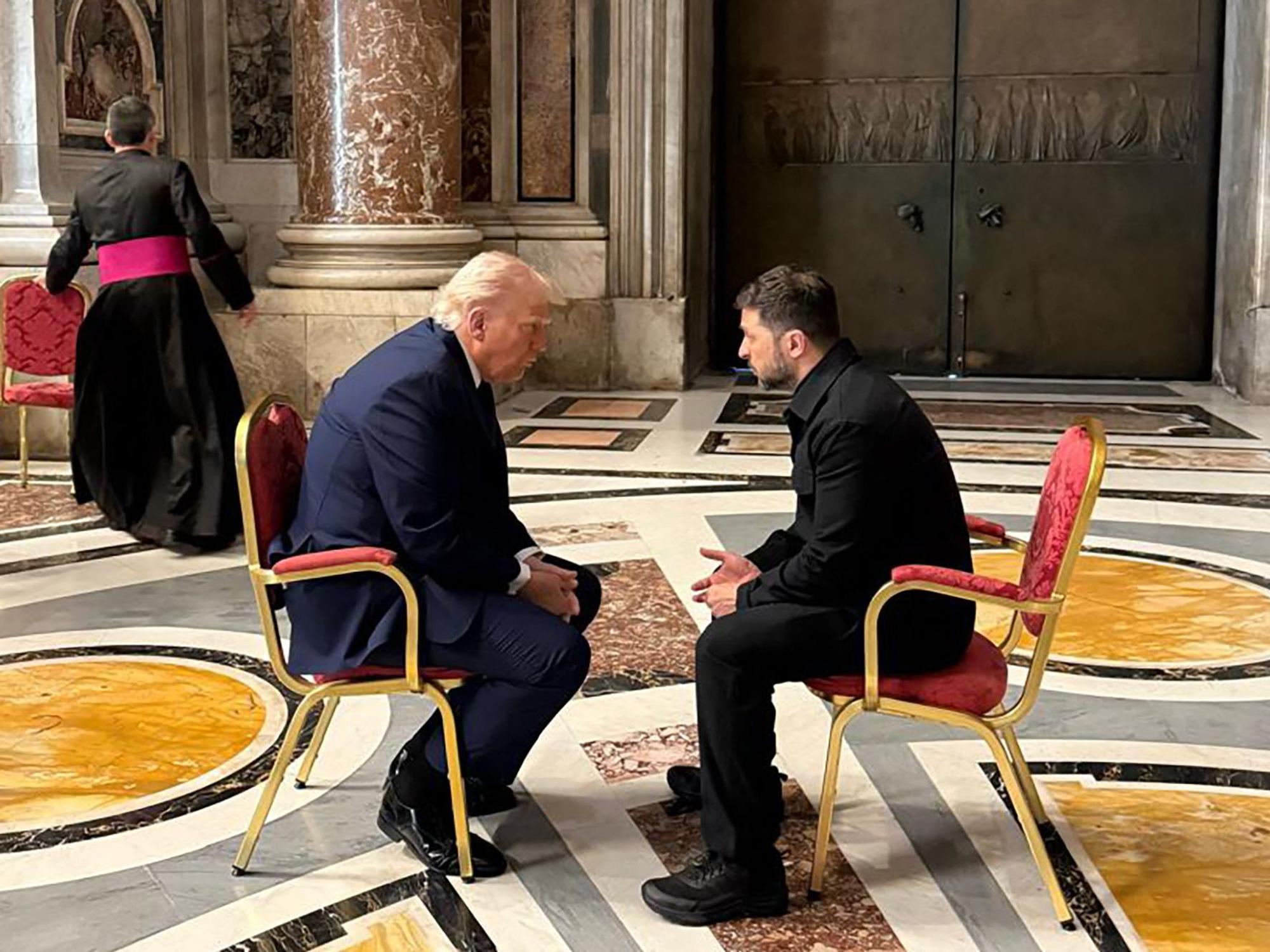 Präsident Trump und Präsident Selenskyj trafen sich am Rande der Trauerfeier für den Papst.