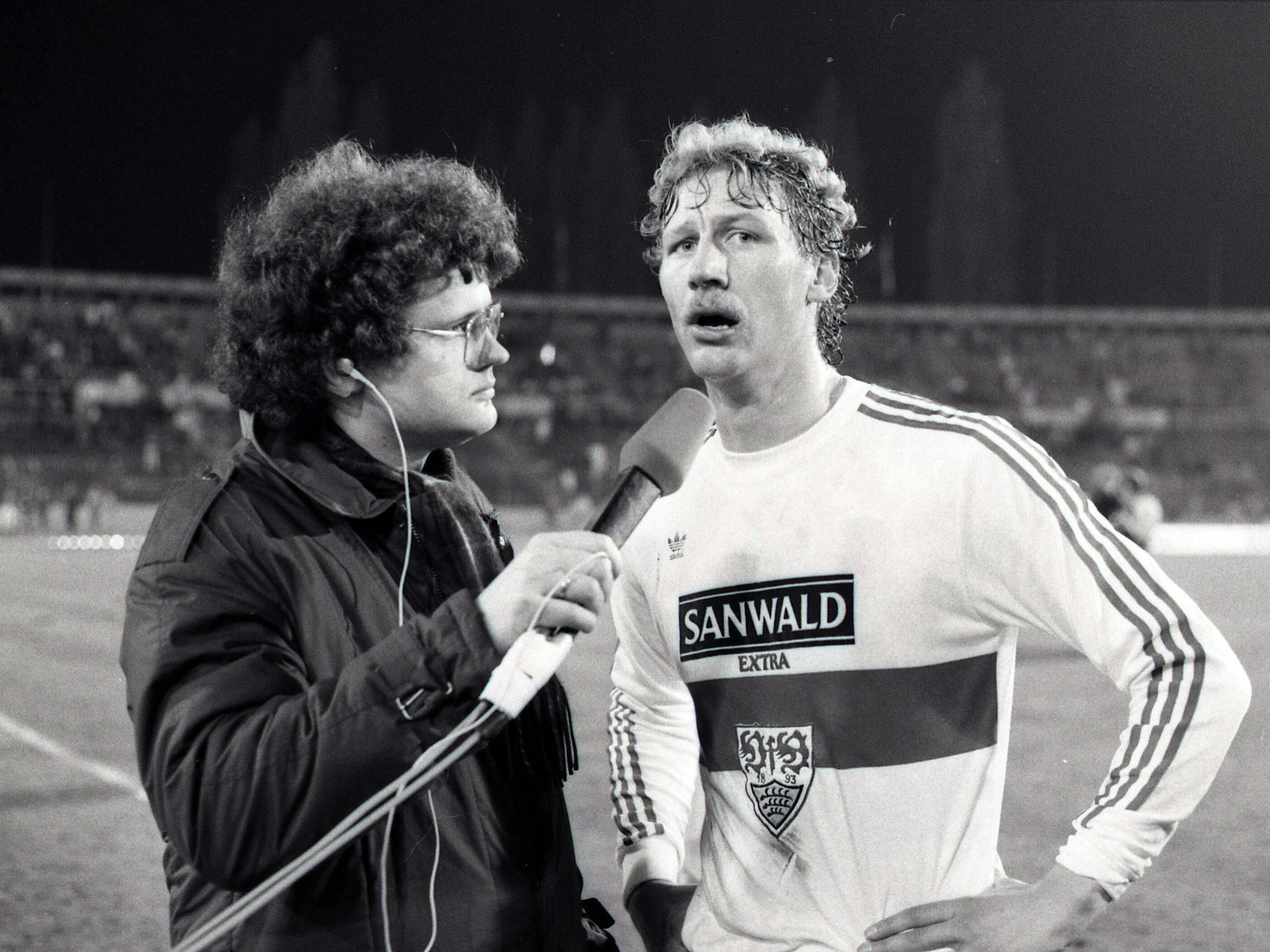 Ulli Potofski interviewt auf dem Rasen Guido Buchwald.