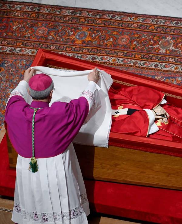 Der vatikanische Zeremonienmeister Erzbischof Diego Giovanni Ravelli bedeckt das Gesicht des verstorbenen Papstes Franziskus mit einem Seidentuch, bevor er seinen Sarg im Petersdom im Vatikan schließt.