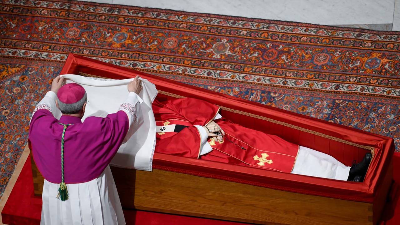 Der vatikanische Zeremonienmeister Erzbischof Diego Giovanni Ravelli bedeckt das Gesicht des verstorbenen Papstes Franziskus mit einem Seidentuch, bevor er seinen Sarg im Petersdom im Vatikan schließt.