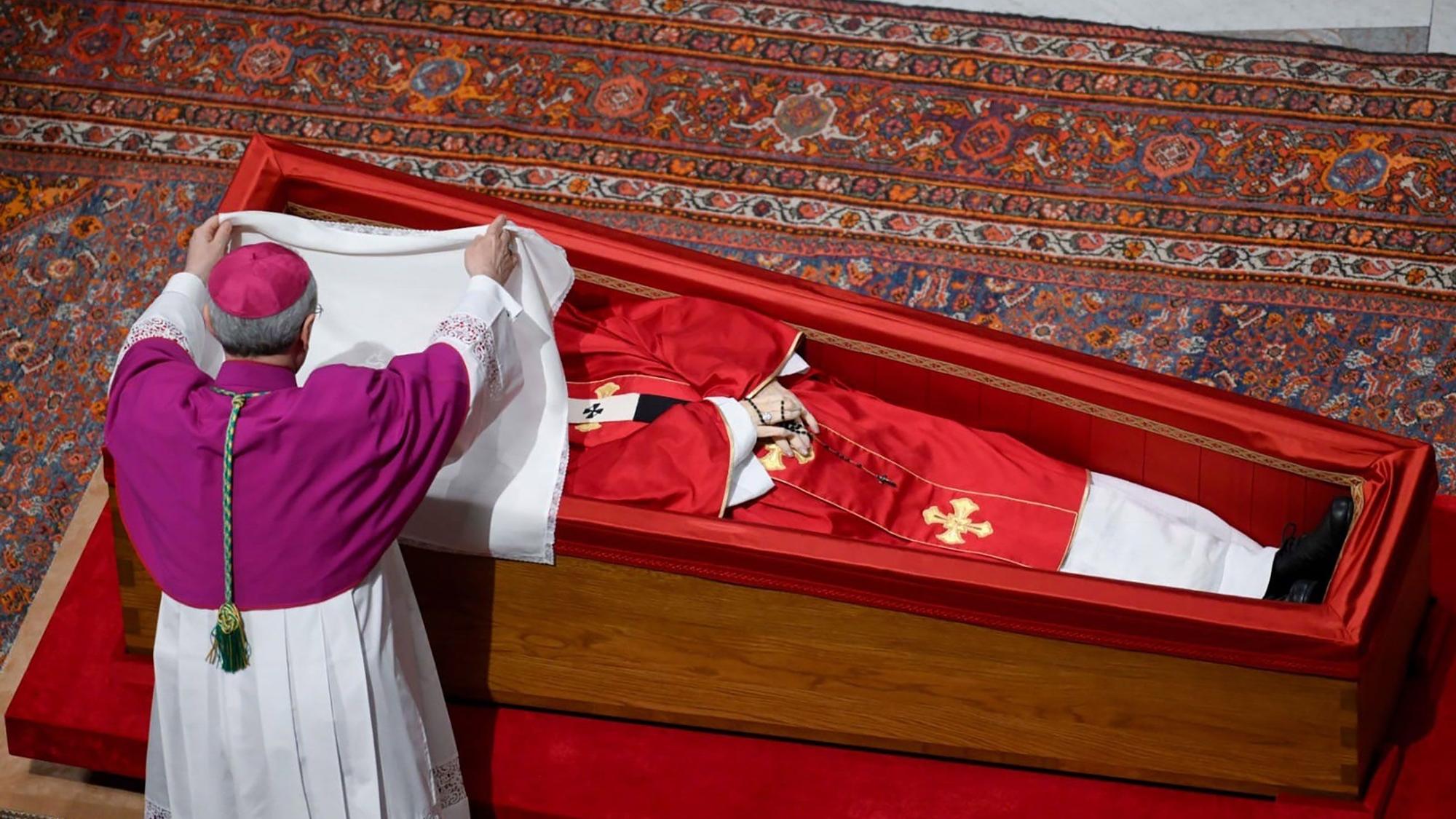 Der vatikanische Zeremonienmeister Erzbischof Diego Giovanni Ravelli bedeckt das Gesicht des verstorbenen Papstes Franziskus mit einem Seidentuch, bevor er seinen Sarg im Petersdom im Vatikan schließt.
