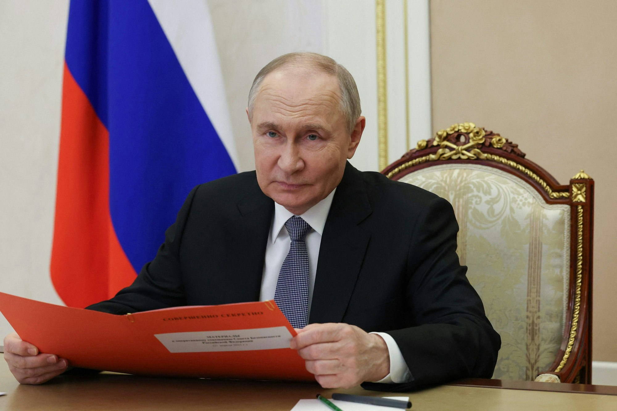 Auf diesem am 25. April von der russischen staatlichen Agentur Sputnik verbreiteten Foto leitet der russische Präsident Wladimir Putin eine Sitzung des Sicherheitsrates in Moskau.