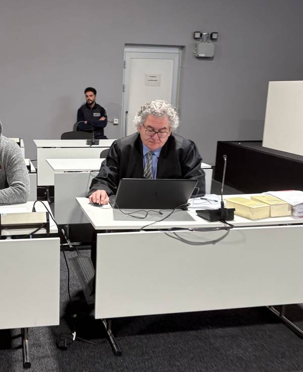 Der beschuldigte Bademeister beim Prozessauftakt im Kölner Landgericht