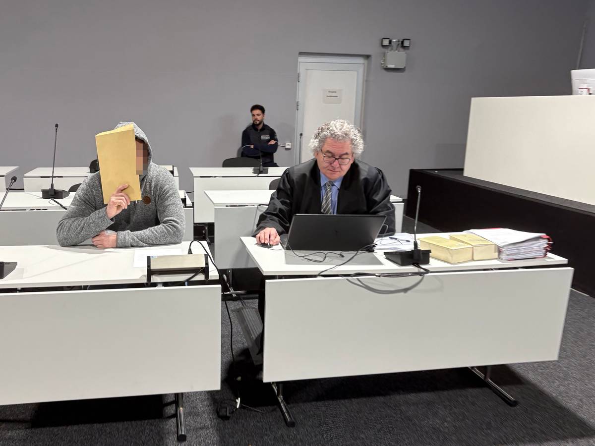 Der beschuldigte Bademeister beim Prozessauftakt im Kölner Landgericht