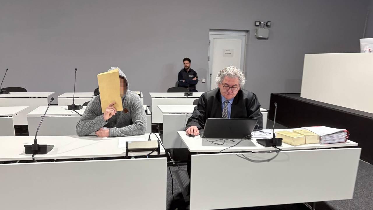 Der beschuldigte Bademeister beim Prozessauftakt im Kölner Landgericht