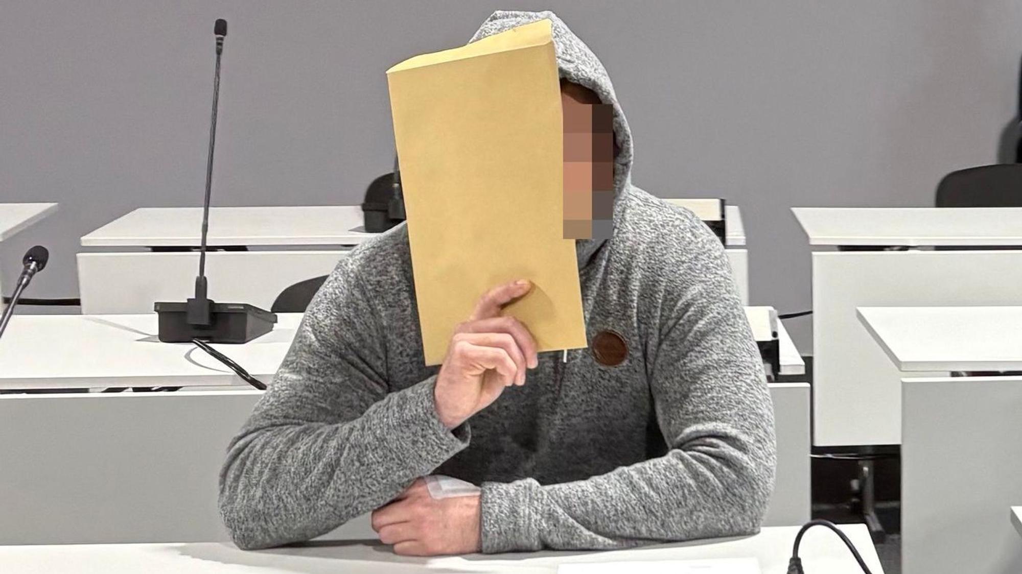 Der beschuldigte Bademeister beim Prozessauftakt im Kölner Landgericht