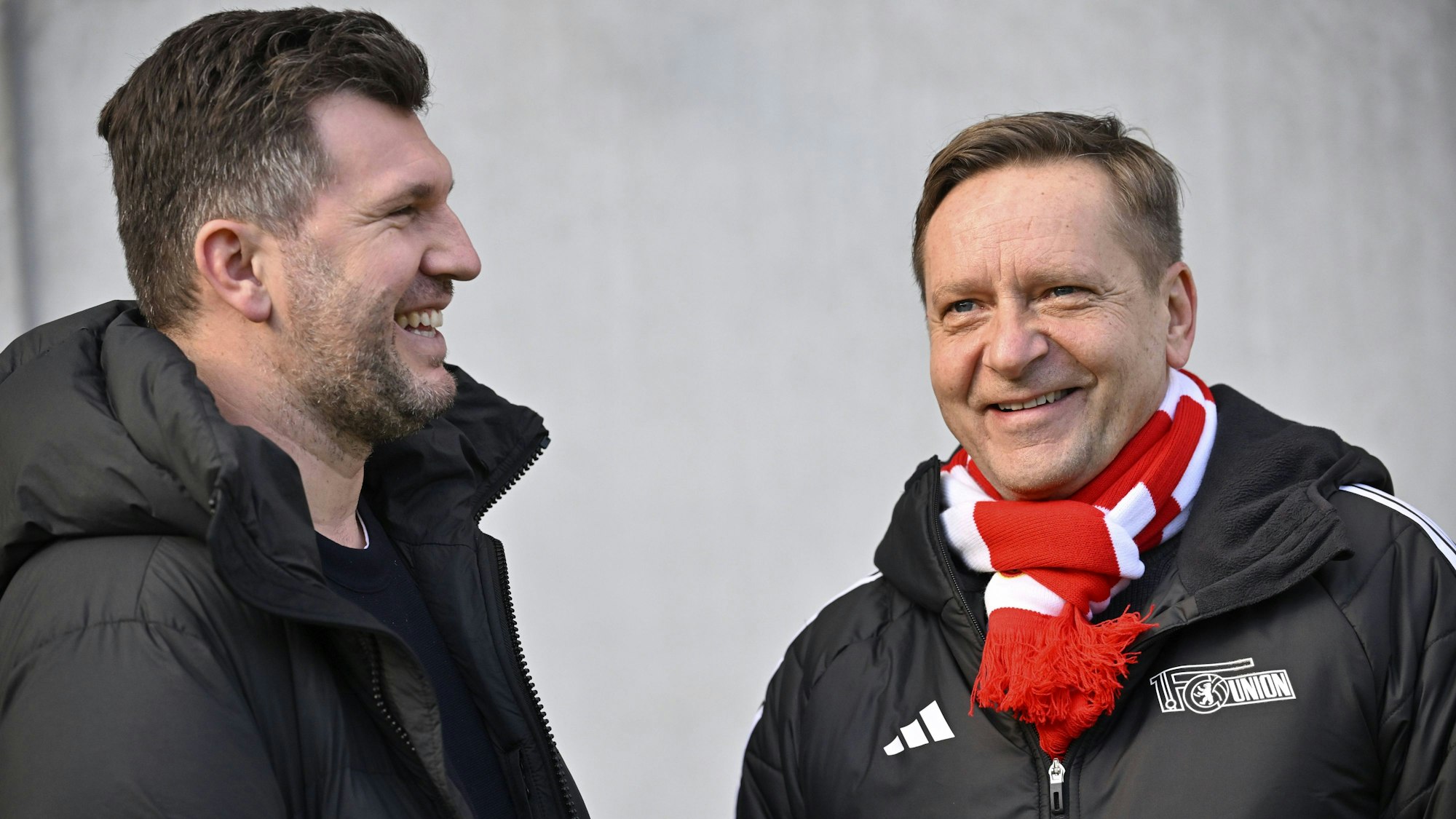 Geschäftsführer Andreas Schicker von der TSG Hoffenheim im Gespräch mit Union Berlins Geschäftsführer Horst Heldt.