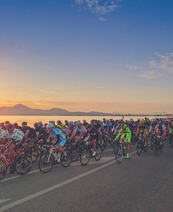 Zahlreiche Menschen nehmen bei Sonnenaufgang an dem beliebten Jedermann-Radmarathon «Mallorca 312» teil