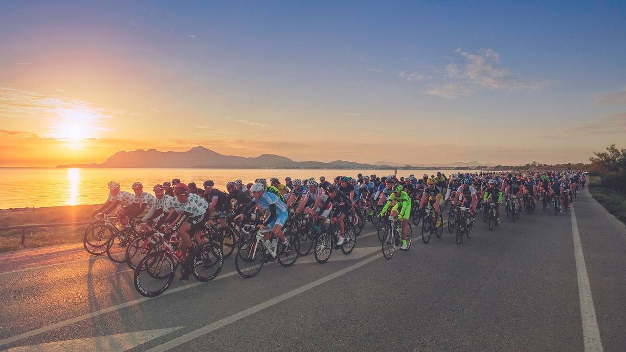 Zahlreiche Menschen nehmen bei Sonnenaufgang an dem beliebten Jedermann-Radmarathon «Mallorca 312» teil