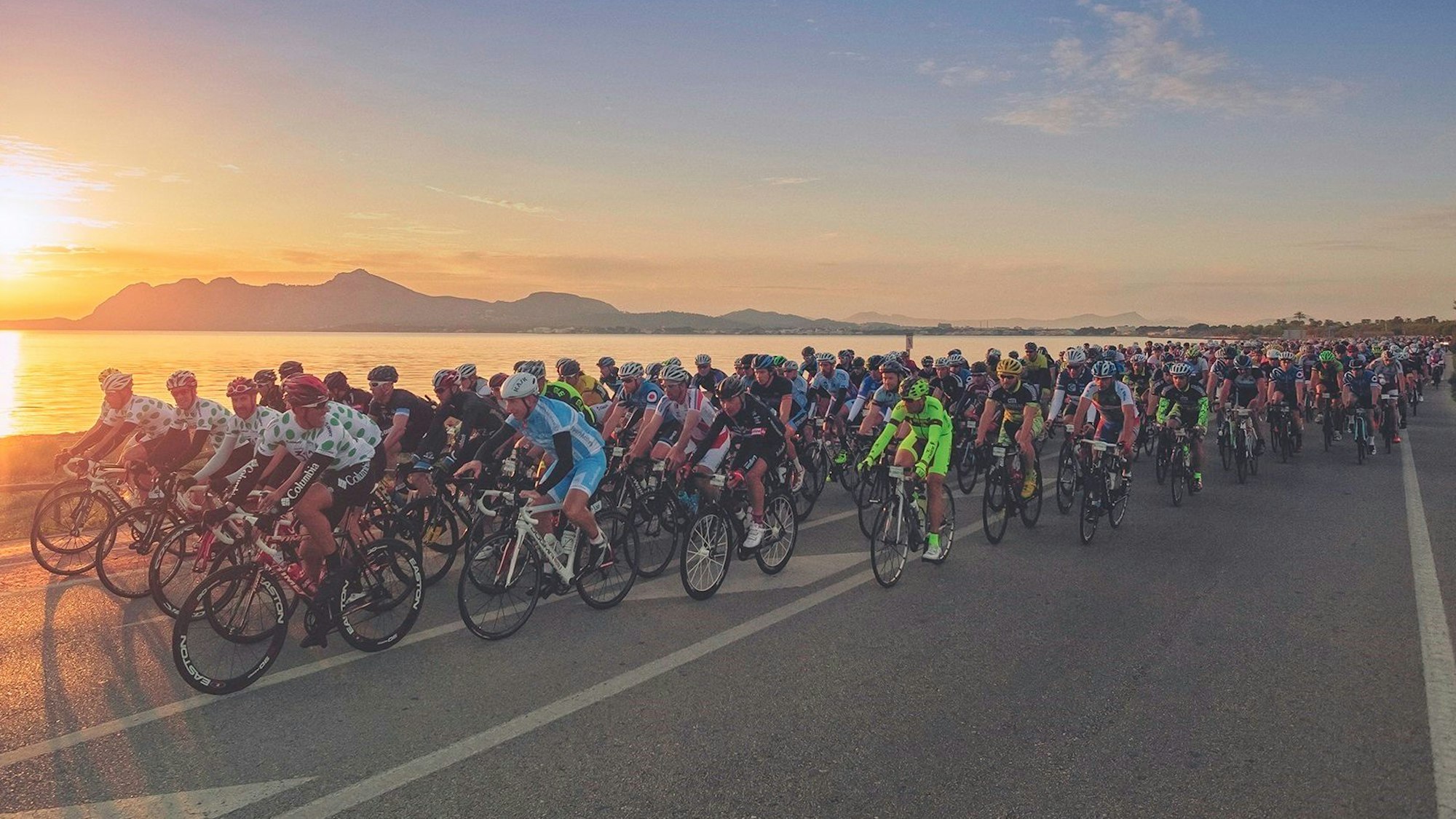 Zahlreiche Menschen nehmen bei Sonnenaufgang an dem beliebten Jedermann-Radmarathon «Mallorca 312» teil