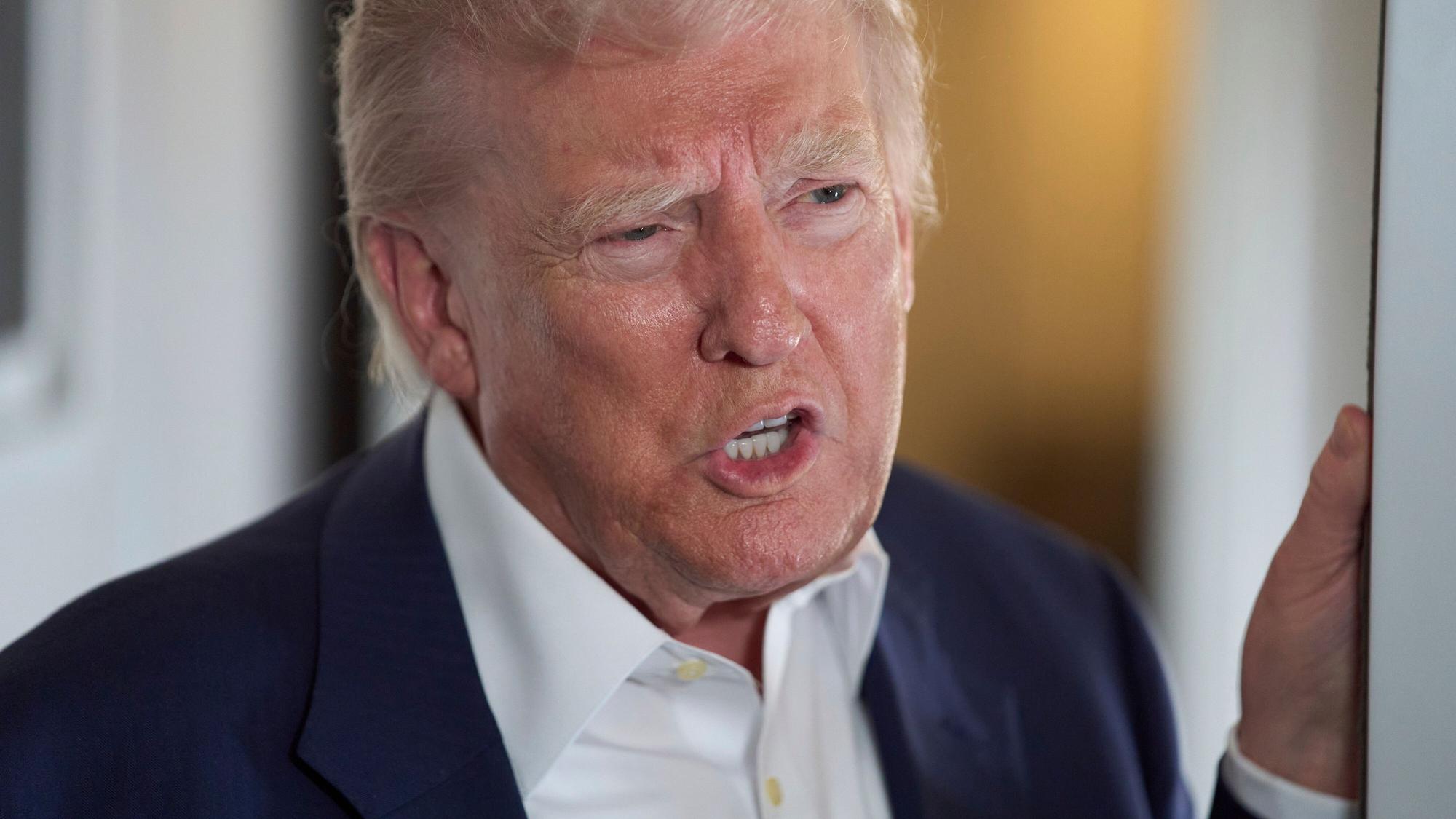 US-Präsident Donald Trump spricht am 25. April mit Reportern in der Air Force One, während er zur Beerdigung von Papst Franziskus reist.