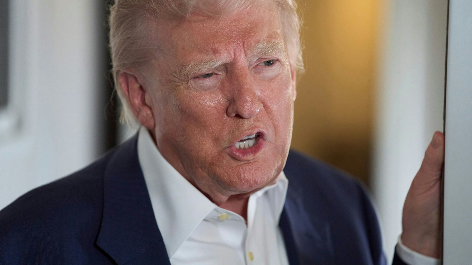 US-Präsident Donald Trump spricht am 25. April mit Reportern in der Air Force One, während er zur Beerdigung von Papst Franziskus reist.