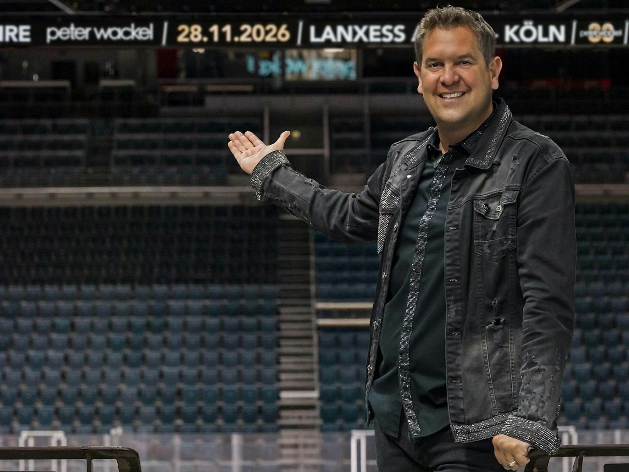Peter Wackel steht in der Lanxess-Arena.