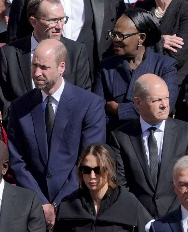 Staatsgäste mit dem geschäftsführenden deutschen Bundeskanzler Olaf Scholz (rechts) und dem britischen Prinz William (Mitte) stehen während der Trauer-Messe von Papst Franziskus am 26. April 2025 auf dem Petersplatz.