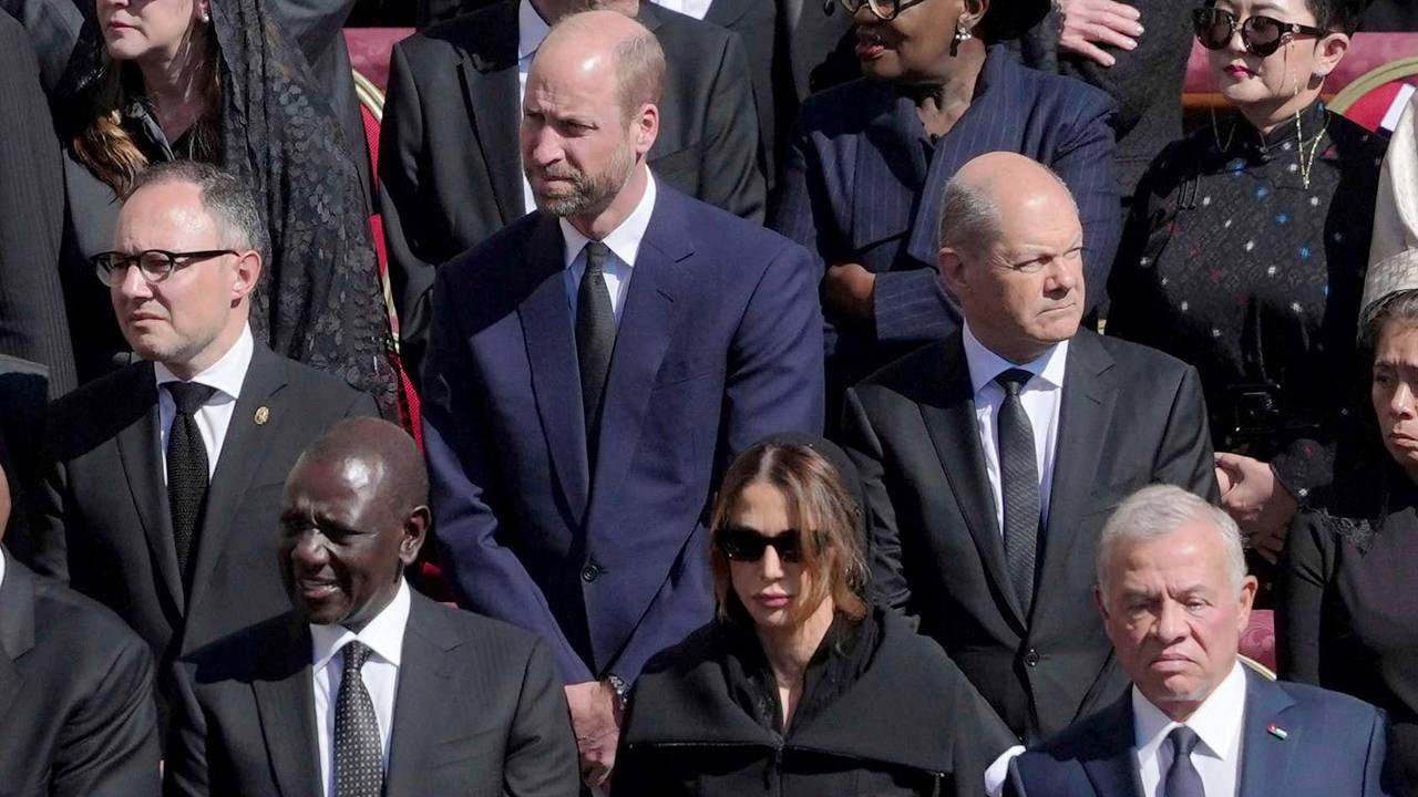 Staatsgäste mit dem geschäftsführenden deutschen Bundeskanzler Olaf Scholz (rechts) und dem britischen Prinz William (Mitte) stehen während der Trauer-Messe von Papst Franziskus am 26. April 2025 auf dem Petersplatz.