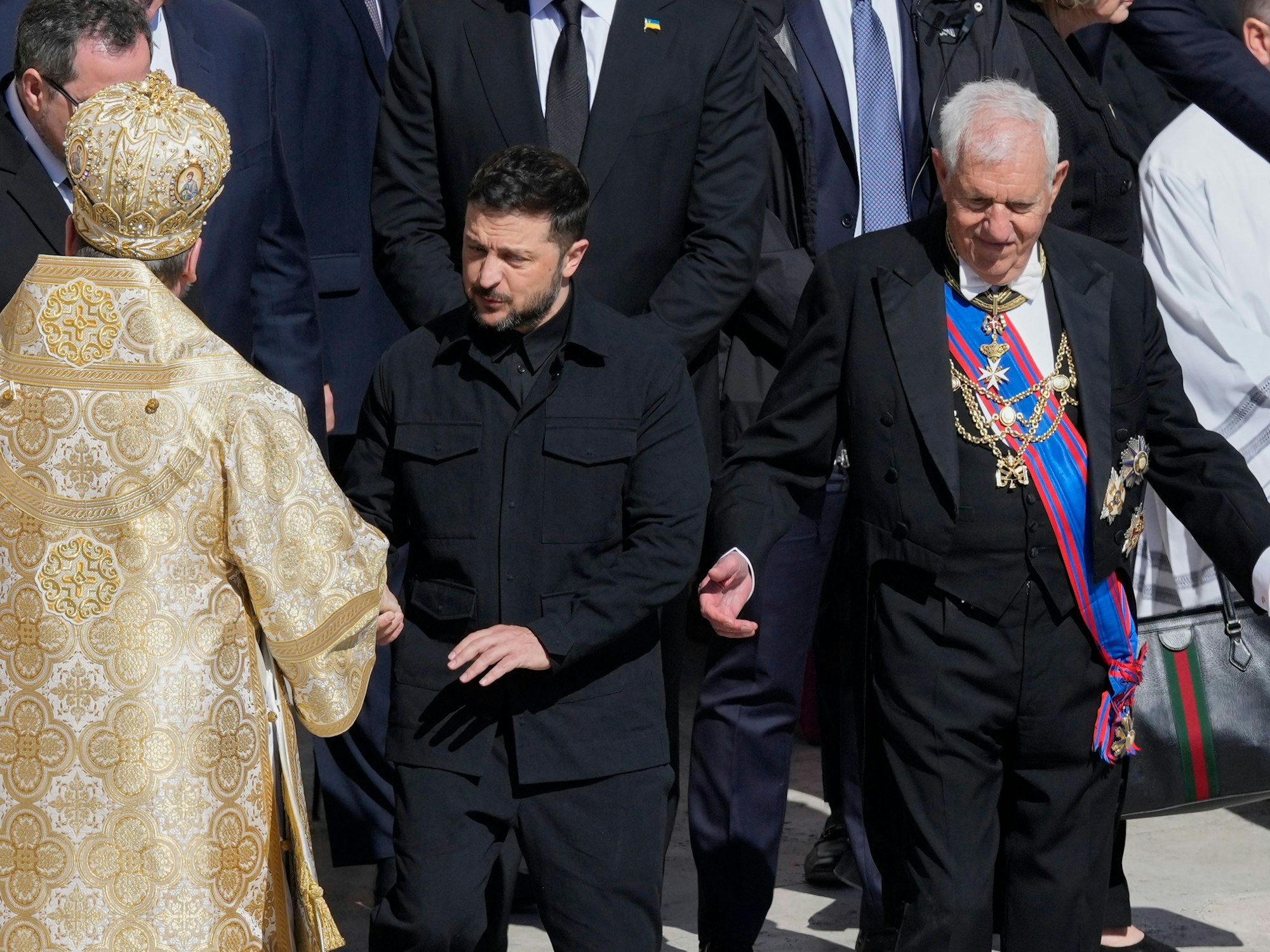 Der ukrainische Präsident Wolodymyr Selenskyj (M) und andere Gäste kommen zur Beerdigung von Papst Franziskus auf dem Petersplatz im Vatikan.