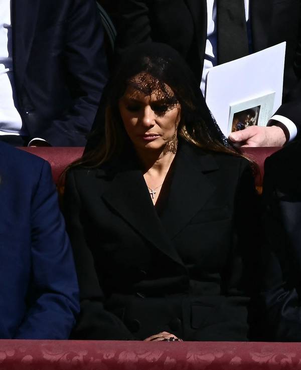Nehmen ebenfalls an der Beerdigung in Rom teil: US-Präsident Donald Trump und seine Ehefrau, First Lady Melania Trump.