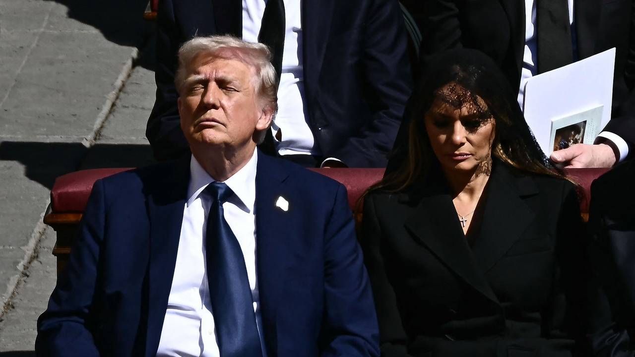 Nehmen ebenfalls an der Beerdigung in Rom teil: US-Präsident Donald Trump und seine Ehefrau, First Lady Melania Trump.
