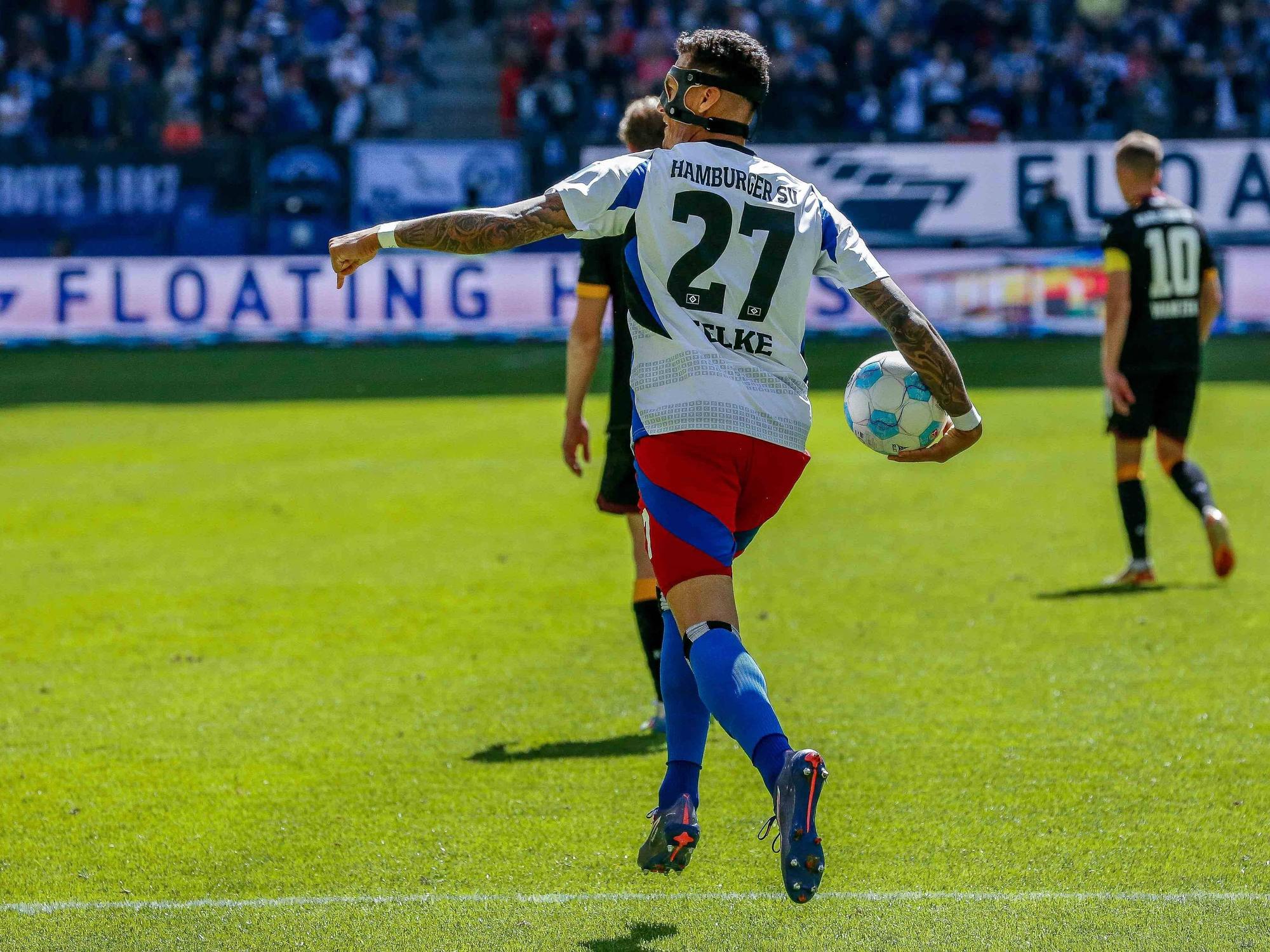 Davie Selke jubelt im HSV-Trikot.