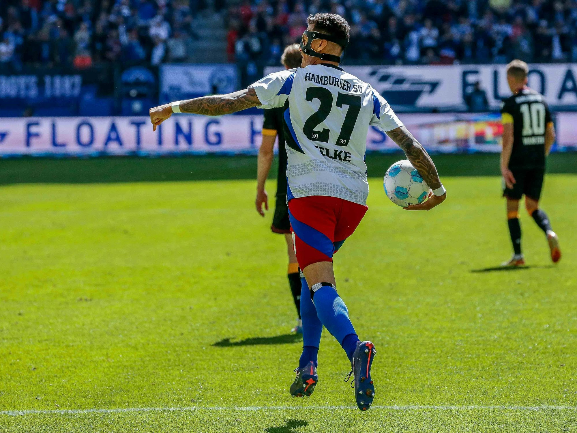 Davie Selke jubelt im HSV-Trikot.