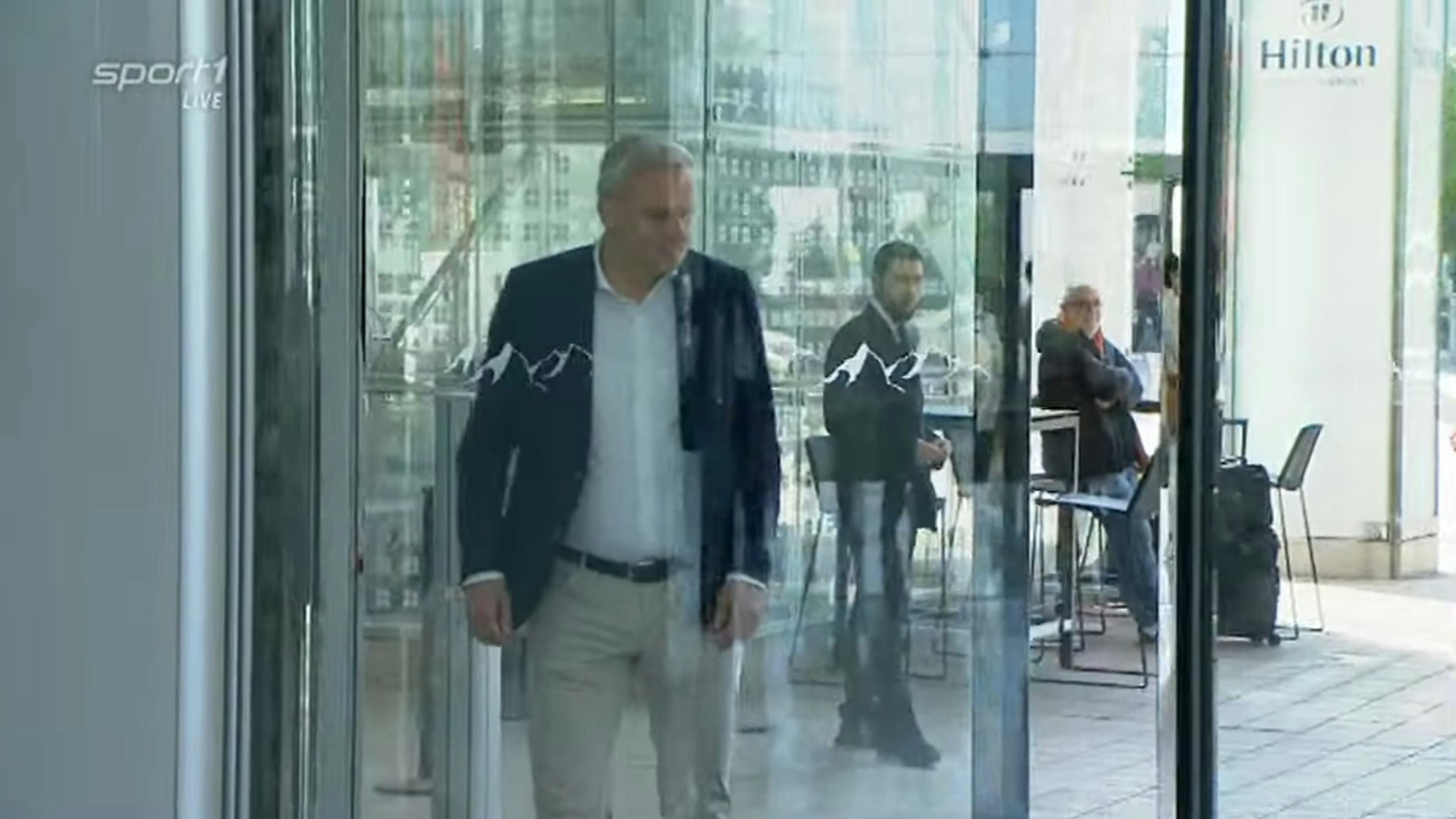 Didi Hamann wird von der Drehtür ausgebremst.