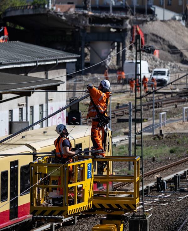 Bauarbeiter am Berliner Bahnstromnetz am S-Bahnhof Westend.