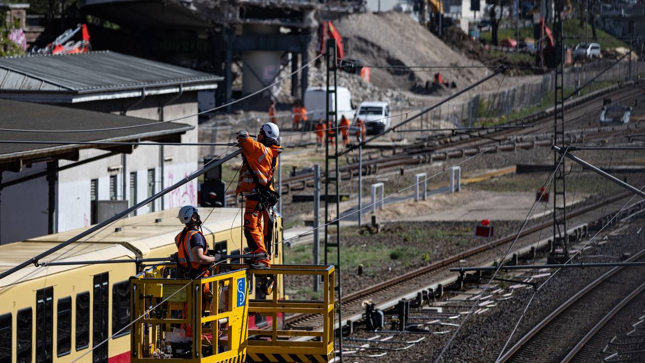 Bauarbeiter am Berliner Bahnstromnetz am S-Bahnhof Westend.