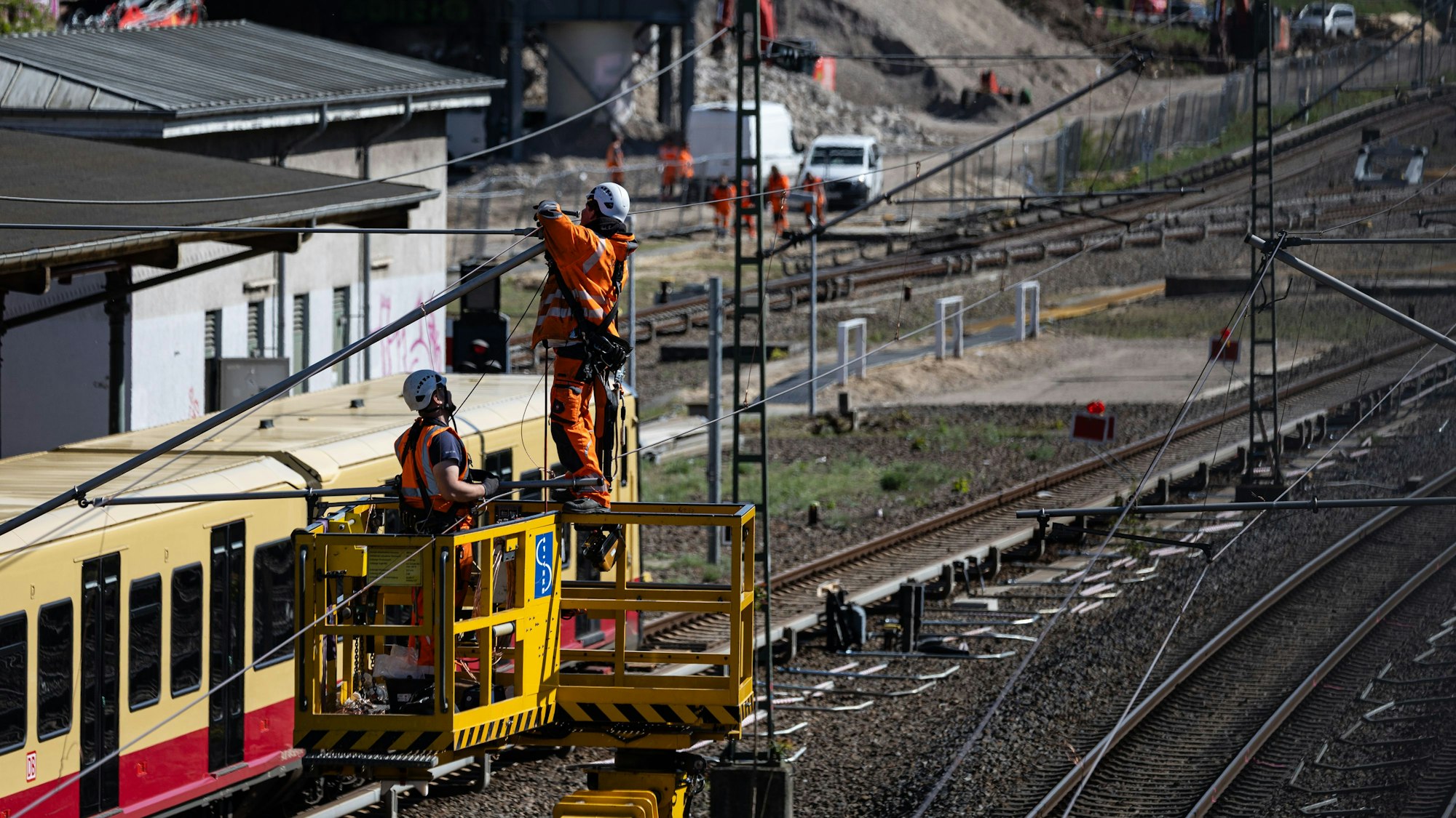 Bauarbeiter am Berliner Bahnstromnetz am S-Bahnhof Westend.