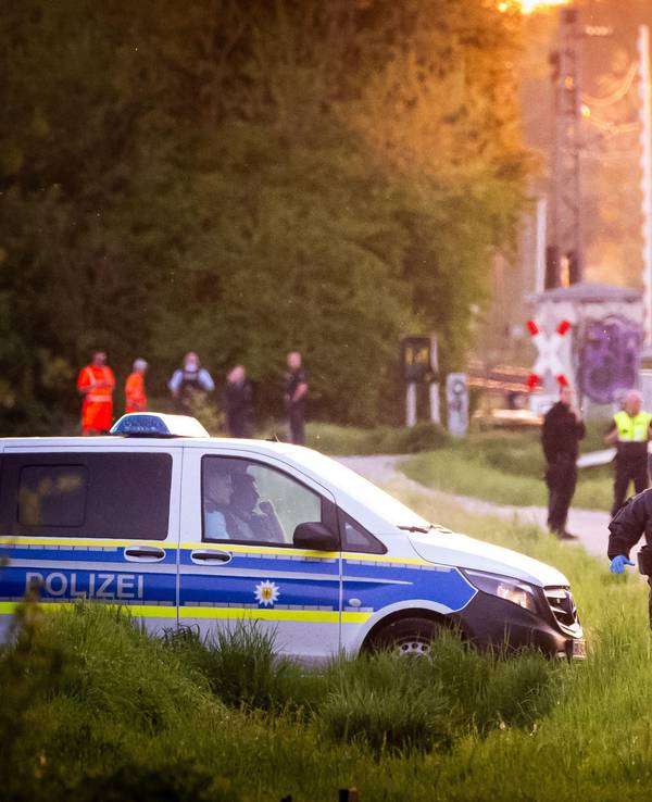 Einsatzkräfte der Polizei und der Entschärferdienst der Bundespolizei suchen nach einer Explosion die Bahngleise ab. Unter einer Autobahnbrücke der A445 und in der Nähe von Bahngleisen hat es in Werl (im Kreis Soest) eine Explosion gegeben.
