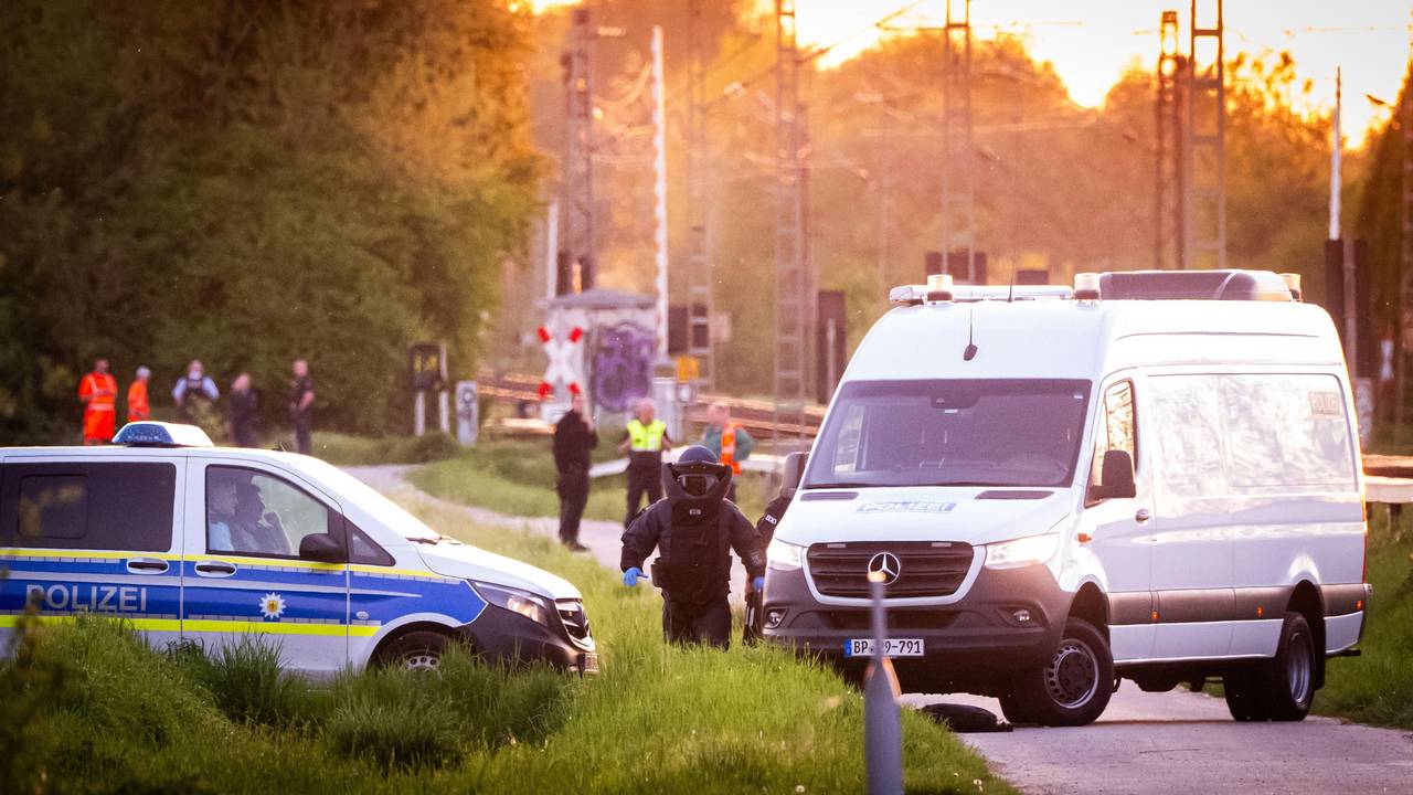 Einsatzkräfte der Polizei und der Entschärferdienst der Bundespolizei suchen nach einer Explosion die Bahngleise ab. Unter einer Autobahnbrücke der A445 und in der Nähe von Bahngleisen hat es in Werl (im Kreis Soest) eine Explosion gegeben.