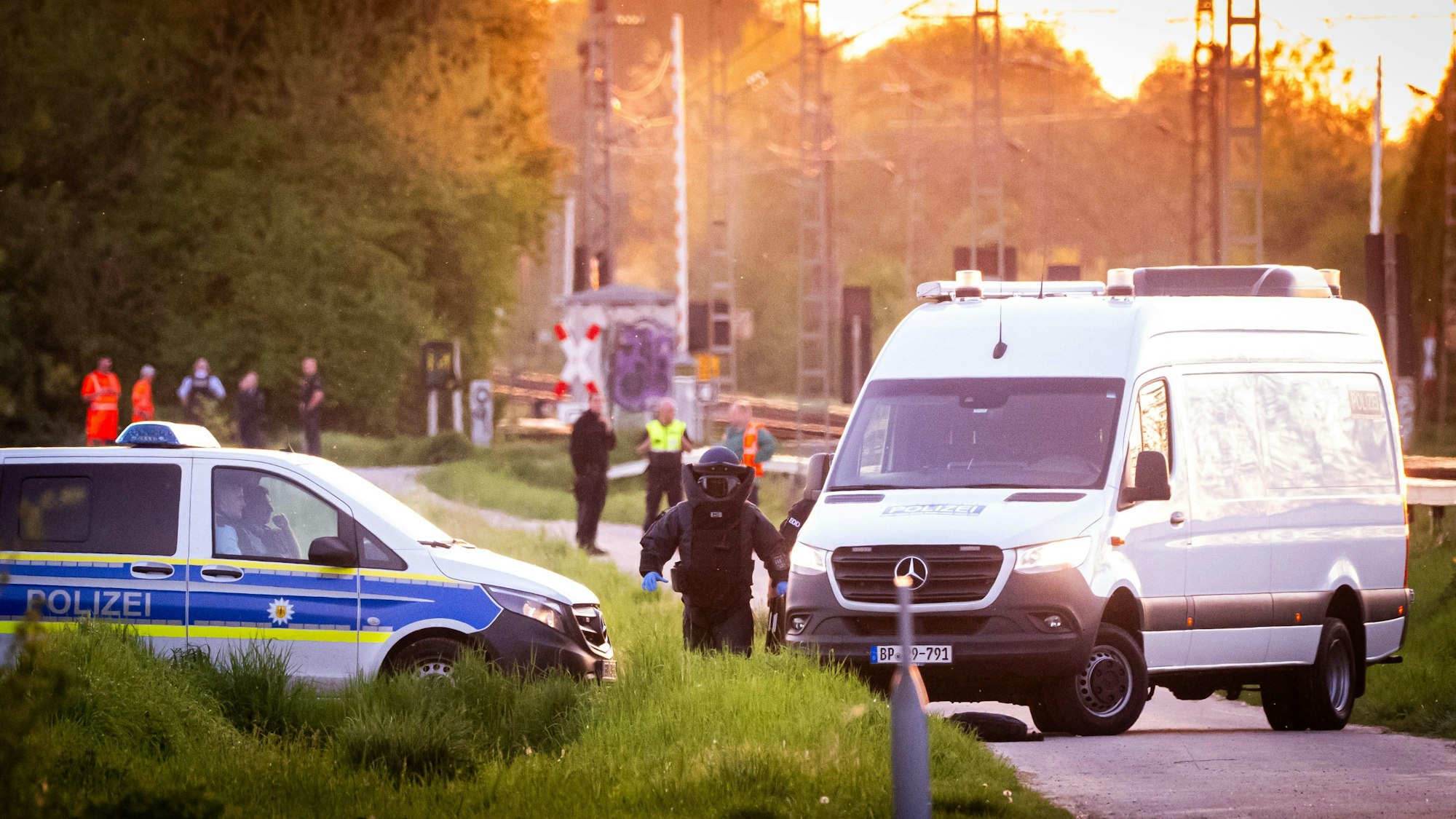 Einsatzkräfte der Polizei und der Entschärferdienst der Bundespolizei suchen nach einer Explosion die Bahngleise ab. Unter einer Autobahnbrücke der A445 und in der Nähe von Bahngleisen hat es in Werl (im Kreis Soest) eine Explosion gegeben.