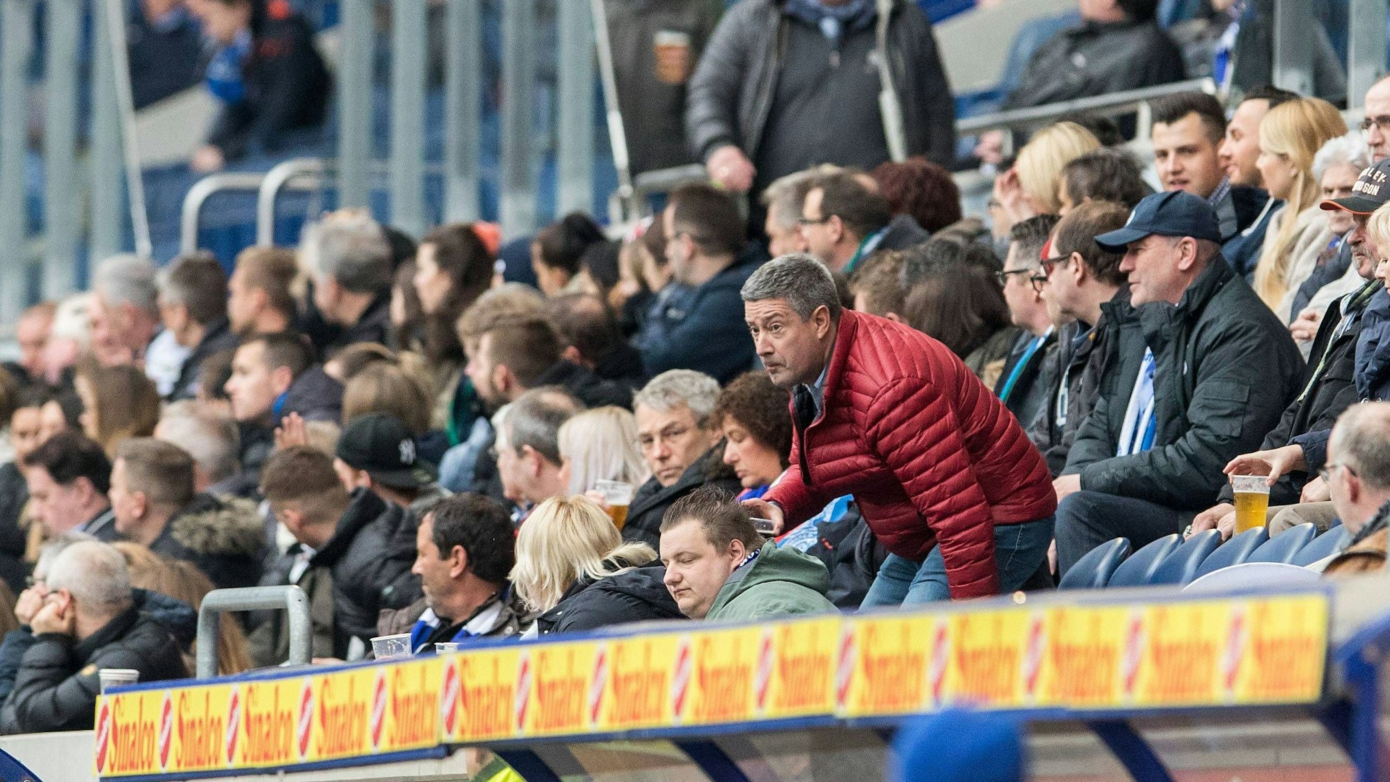 Joachim Llambi auf der Tribüne im Stadion des MSV Duisburg.