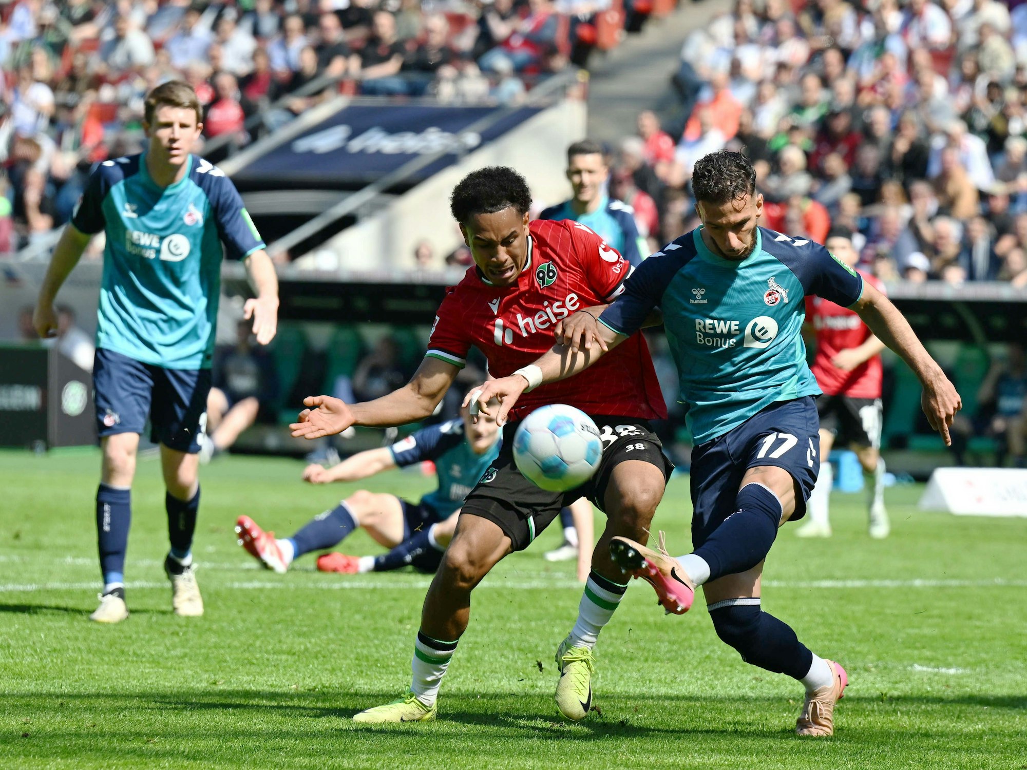 Leart Pacarada klärt gegen Monju Momuluh.