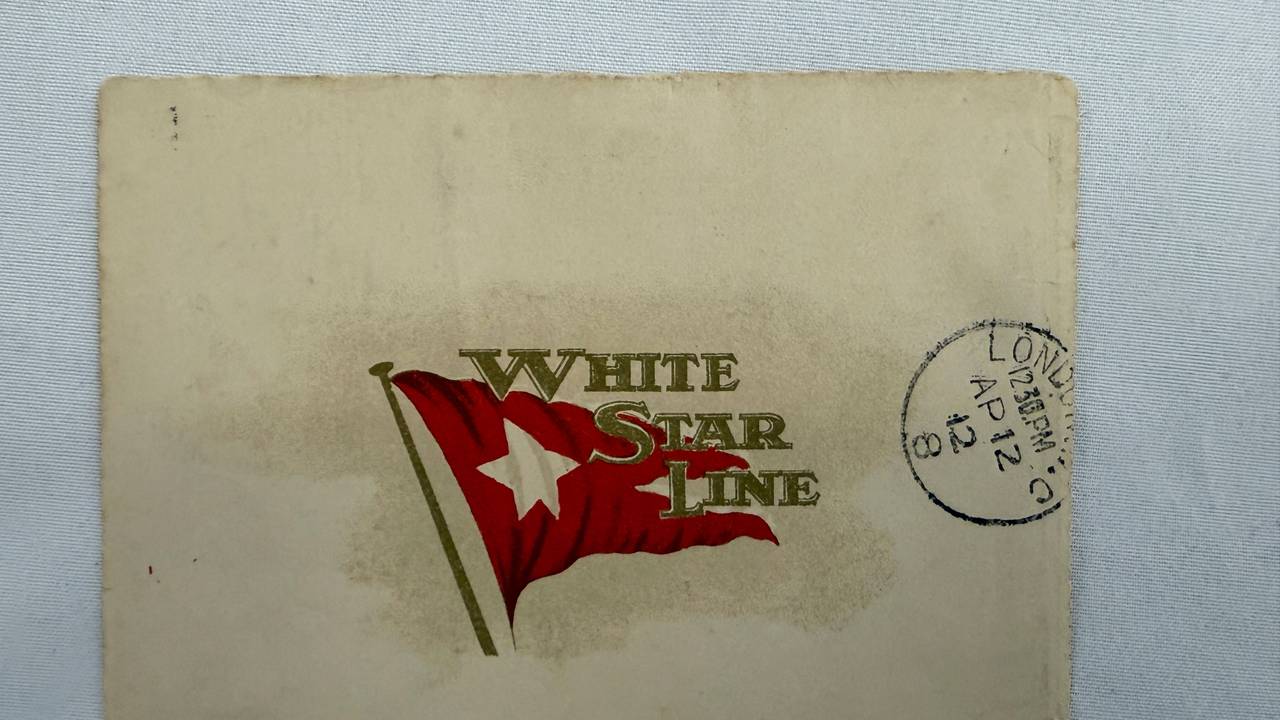 Das undatierte, vom Auktionshaus Henry Aldridge & Son zur Verfügung gestellte Bild zeigt eine Postkarte, die ein „Titanic“-Überlebender damals als Briefkarte verschickte. Diese wurde vom Erste-Klasse-Passagier Colonel Archibald Gracie wenige Tage vor ihrem Untergang noch am Tag der Abfahrt an Bord des Schiffes geschrieben und nun für 300.000 Pfund (etwa 350.000 Euro) versteigert.