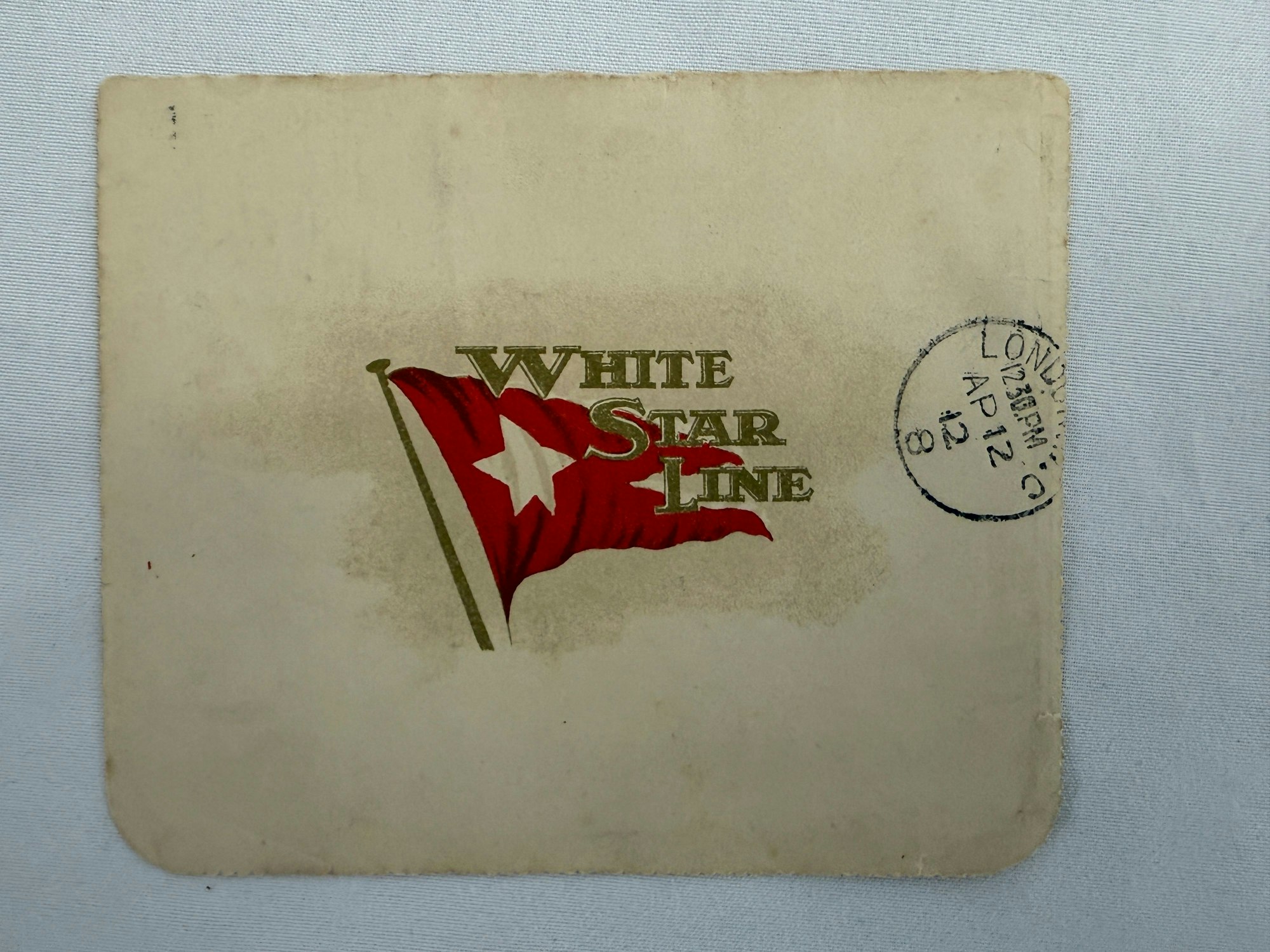 Das undatierte, vom Auktionshaus Henry Aldridge & Son zur Verfügung gestellte Bild zeigt eine Postkarte, die ein „Titanic“-Überlebender damals als Briefkarte verschickte. Diese wurde vom Erste-Klasse-Passagier Colonel Archibald Gracie wenige Tage vor ihrem Untergang noch am Tag der Abfahrt an Bord des Schiffes geschrieben und nun für 300.000 Pfund (etwa 350.000 Euro) versteigert.